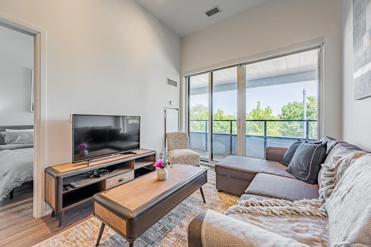 Condo In Parklawn & Lake Shore With Free Parking Close To Airport 多伦多 外观 照片