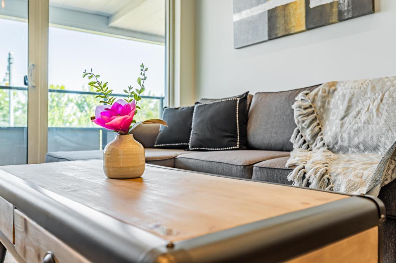 Condo In Parklawn & Lake Shore With Free Parking Close To Airport 多伦多 外观 照片