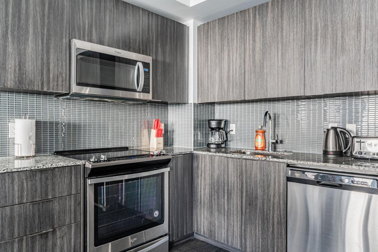 Condo In Parklawn & Lake Shore With Free Parking Close To Airport 多伦多 外观 照片