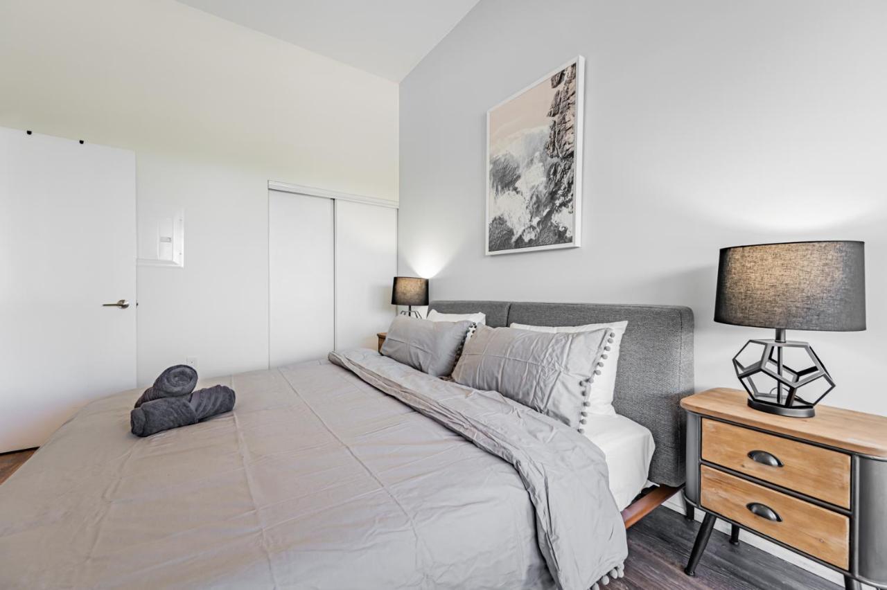 Condo In Parklawn & Lake Shore With Free Parking Close To Airport 多伦多 外观 照片