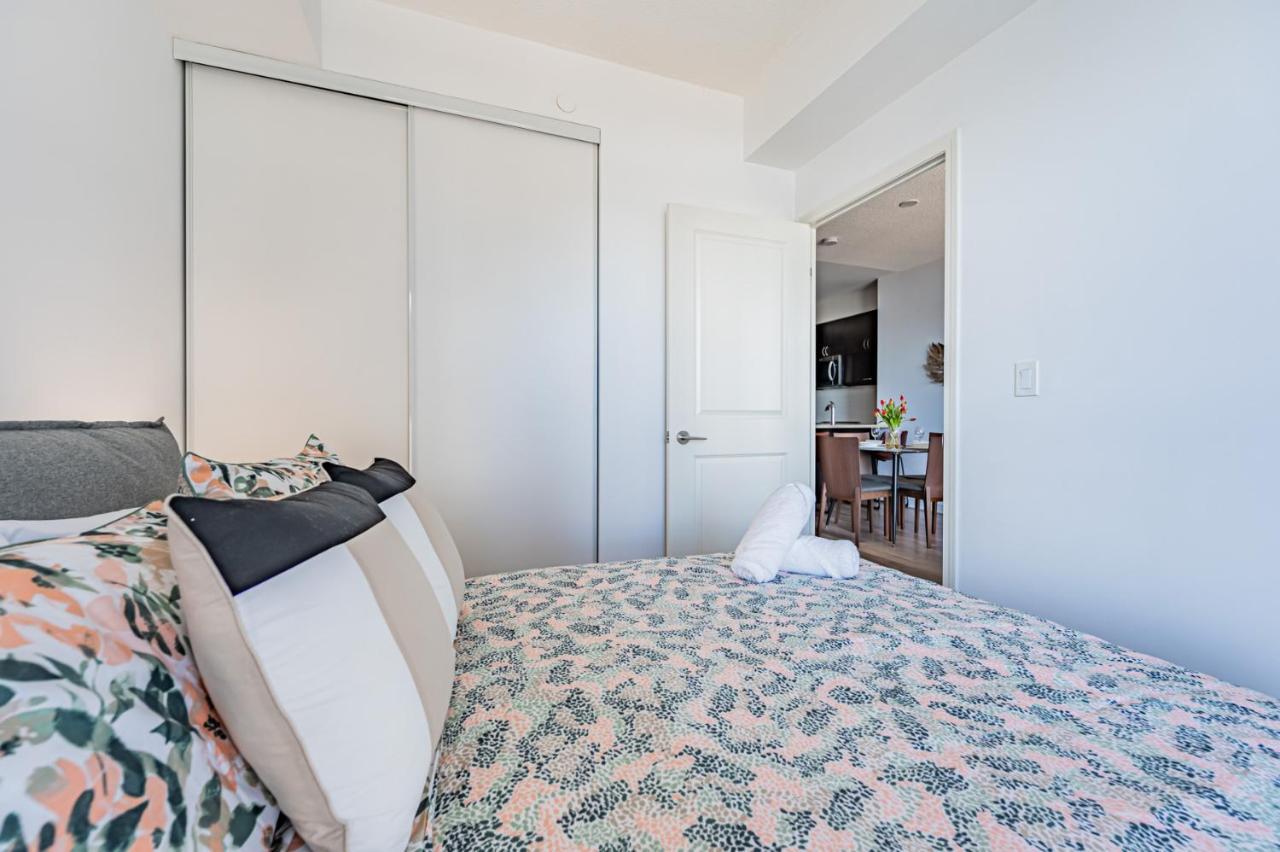 Condo In Parklawn & Lake Shore With Free Parking Close To Airport 多伦多 外观 照片